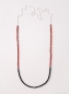 Preview: Silberne Kordelkette mit rotem Karneol und schwarzem Onyx in Würfelform. Kombiniert mit silbernen Zwischenelementen und einer Kordelkette aus Sterling Silber.