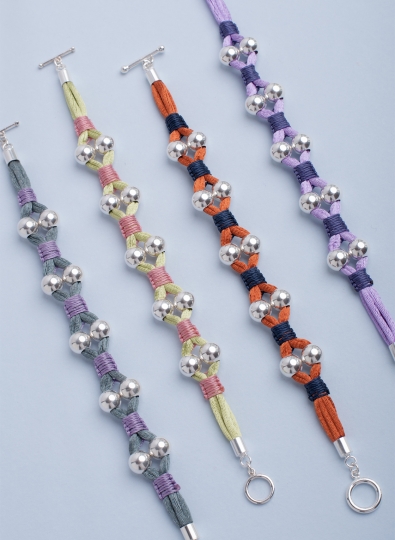 Armband mit Silberkugeln erhältlich in vielen schönen Farben.
