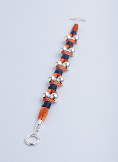 Super leichtes Statement Armband mit Sterling Silber Kugeln in 8 mm, rostfarbenem Satinband und feinem Makramee in dunkel Blau.