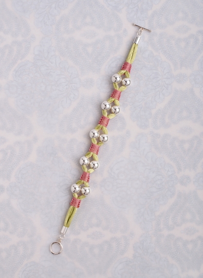 Super leichtes Statement Armband mit Sterling Silber Kugeln in 8 mm, hell grünem Satinband und feinem Makramee in pastell Rosa