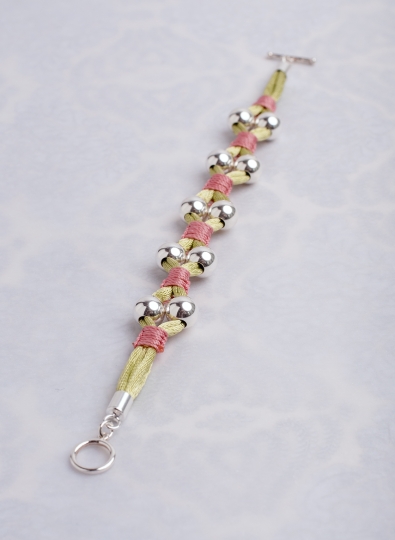 Super leichtes Statement Armband mit Sterling Silber Kugeln in 8 mm, hell grünem Satinband und feinem Makramee in pastell Rosa