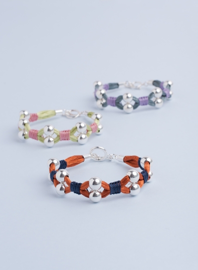 Armband mit Silberkugeln erhältlich in vielen schönen Farben.