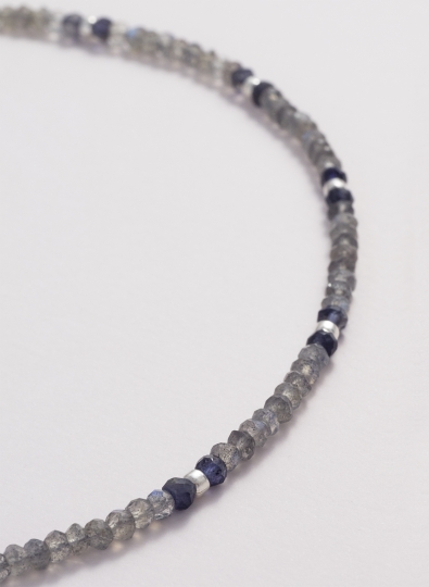 Labradoritkette mit Iolith und Silber Elementen