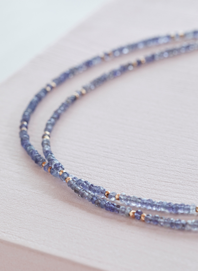 Feine Kette in facettierten Iolith Rondellen, kombiniert mit kleinen Perlen in 925 Sterling Silber rosé vergoldet.