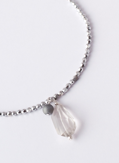 Detailreiche Sterling Silber Kette mit funkelnden Steinen und Anhängern in harmonischen Silber- und Grautönen