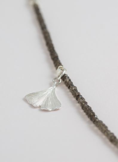 Rauchquarzkette mit Ginkgoblatt, Zuchtperle und facettierten Kugeln.