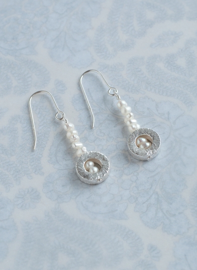 Preview: Ohrhänger mit gebürstetem Kreiselement in Sterling Silber und Süßwasserperlen