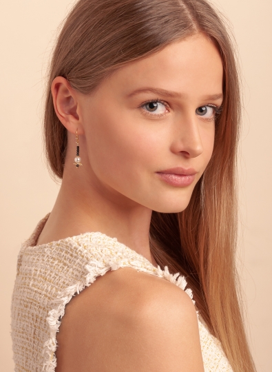 Preview: Ohrhänger in Spinell mit Süßwasserperlen und Elementen in vergoldetem Sterling Silber.