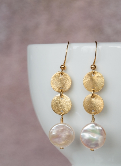 Preview: Ohrhänger im Boho Look mit vergoldeten Plättchen und Keshi Perle.