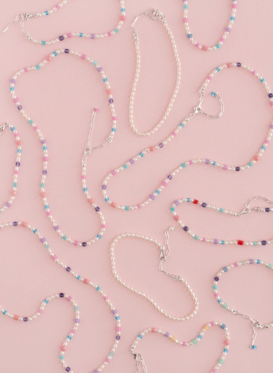 Holiday vibes mit buntem Perlenschmuck der Luxusklasse.