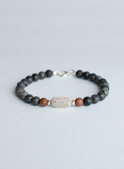 Herrenarmband mit Adlerauge, Silberelementen und Sandelholz