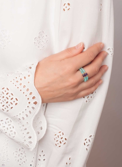 Elastischer Ring in facettiertem Amazonit, vergoldeten Silberelementen und Amethyst.