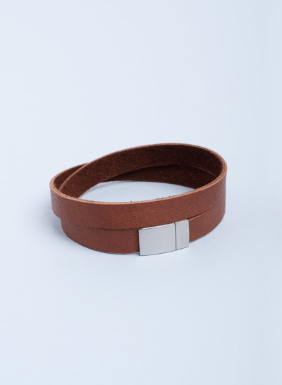 ​​​​​​​​​​​​​​Herrenarmband aus Cognac farbenem Naturleder mit Magnetverschluss