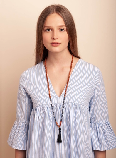 Kette im Mala Look mit natürlichem Bayongholz, Kristallen und Quaste