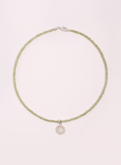 Facettierte Peridotkette mit Ornament Anhänger in 925 Sterling Silber
