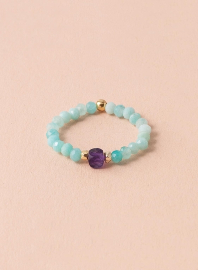 Elastischer Ring in facettiertem Amazonit, vergoldeten Silberelementen und Amethyst.