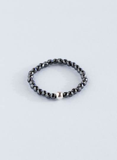 Elastischer Ring mit facettierten Hämatit Kugeln