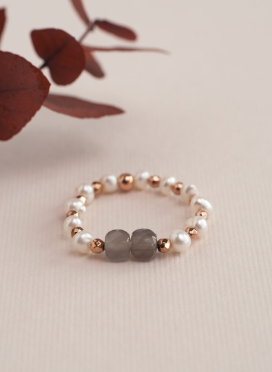 Ring mit Mondstein, Perlen und roségold Elementen