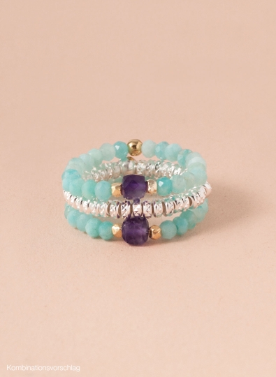 Elastischer Ring in facettiertem Amazonit, vergoldeten Silberelementen und Amethyst.
