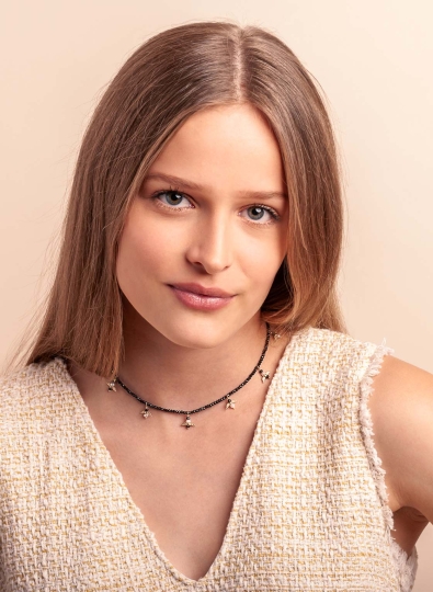 Detailreiche Kette im Choker Look, in facettierten Spinell Rondellen mit feinen Anhängern verziert.