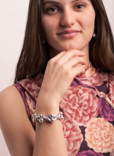 Armband mit großen Silberkugeln und Makramee