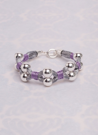 Statement Armband mit Sterling Silber Kugeln in 10 mm, hell grauem Satinband und feinem Makramee
