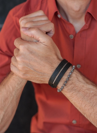 Dreifach Wickelarmband für Herren aus schwarzem Naturleder, Jaspis und Sterling Silber, mit Magnetverschluss
