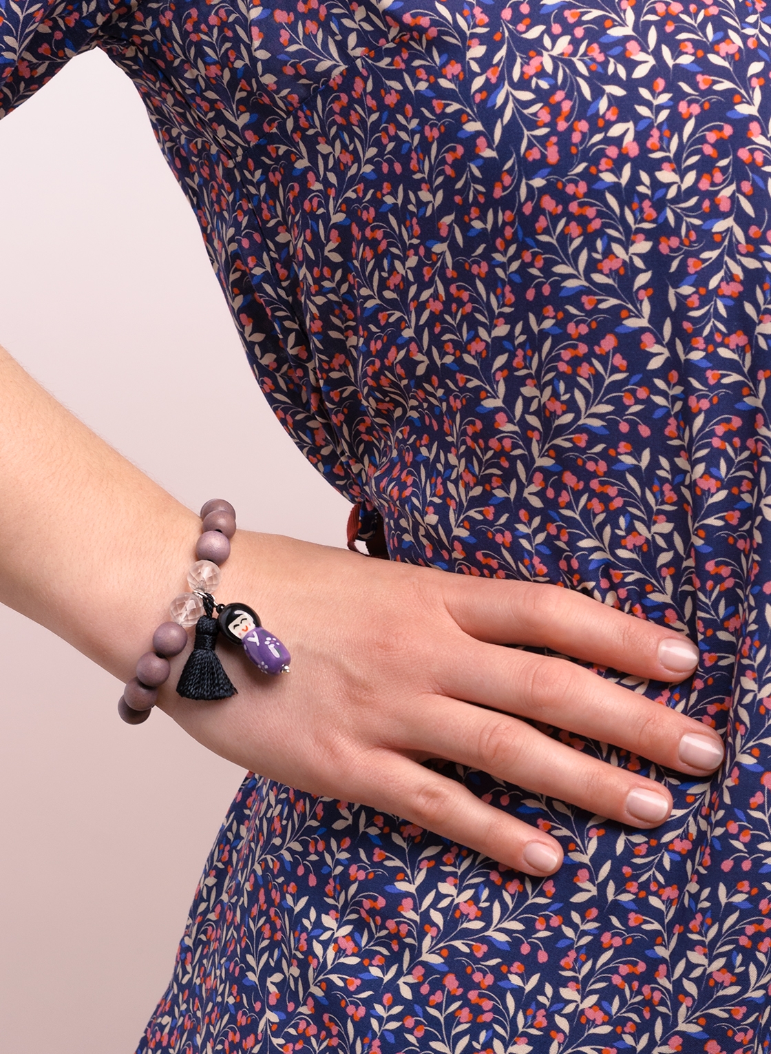 Boho Look Elastikarmband mit Holzkugeln in vintage flieder, mit lila Keramik-Puppe und Quaste