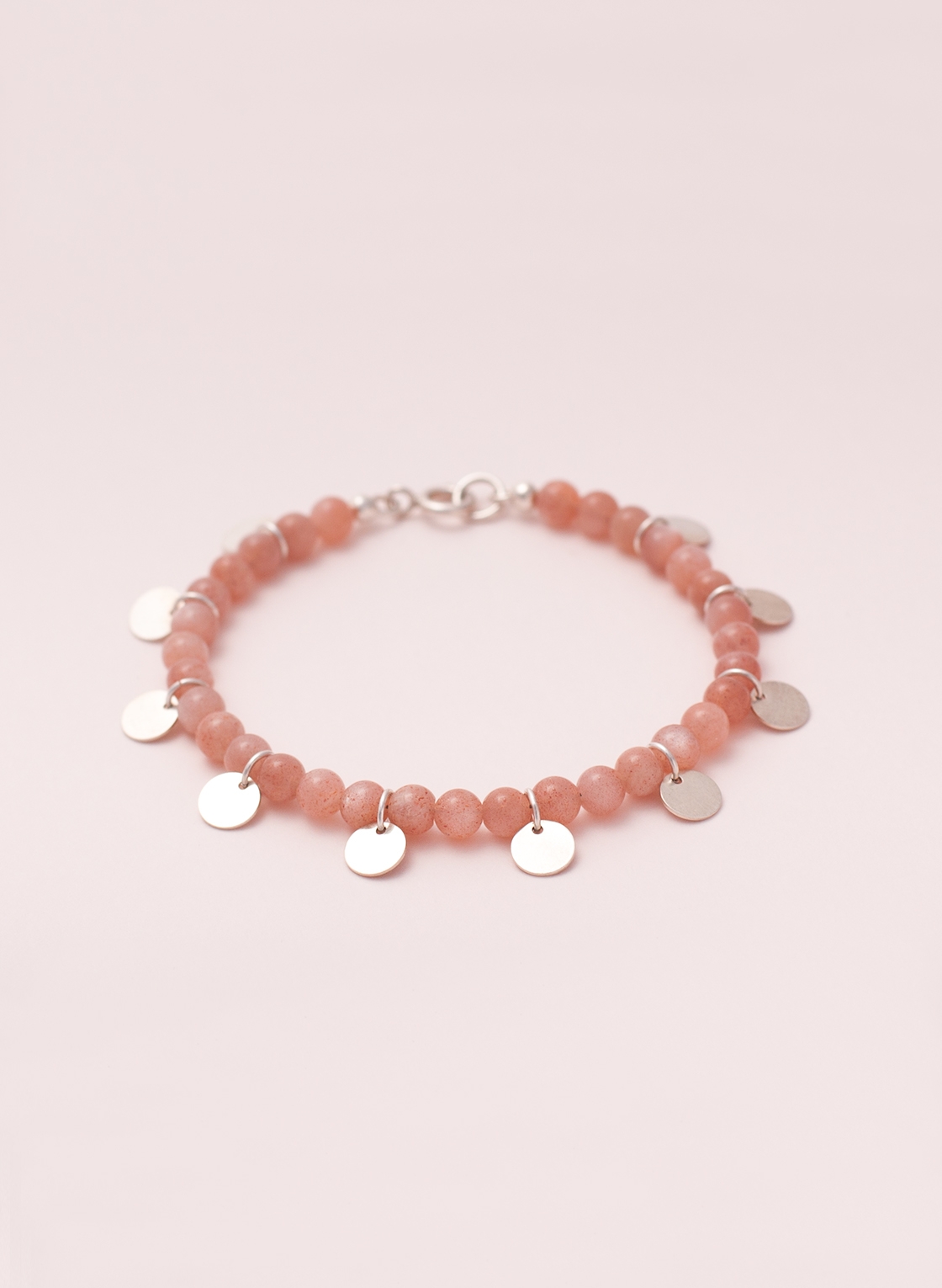 Mondsteinarmband pfirsichfarben mit kleinen Silberplättchen
