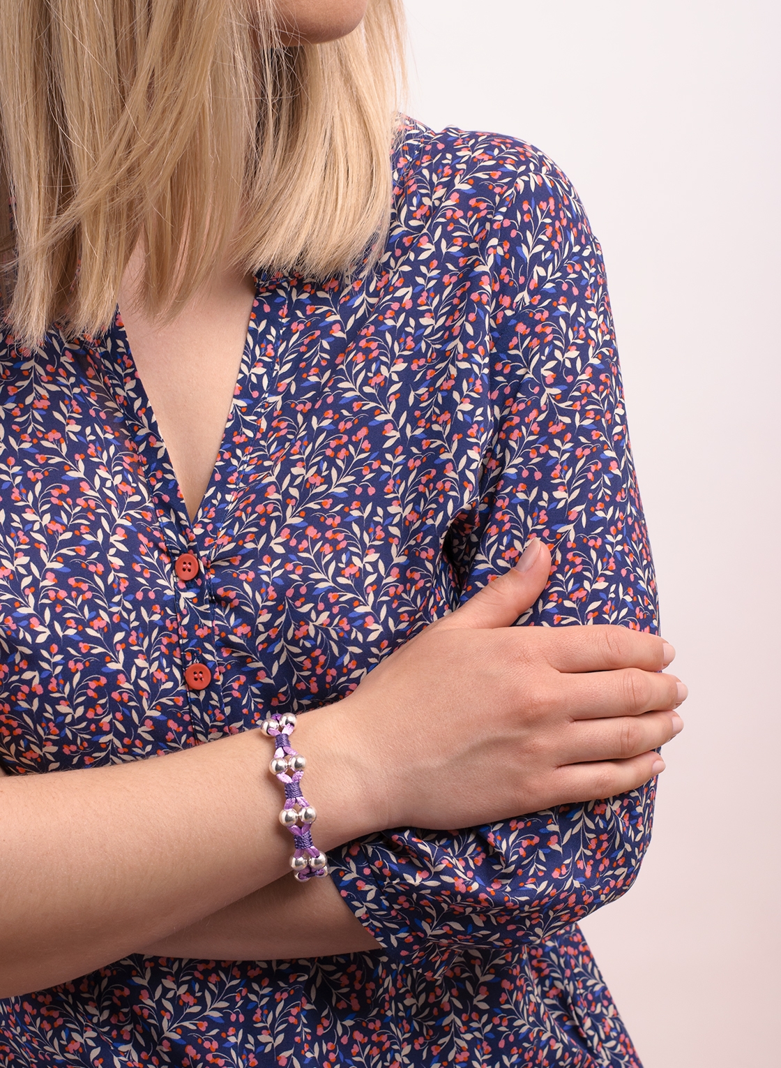 Armband mit Silberkugeln auch in pastell Lila erhältlich.