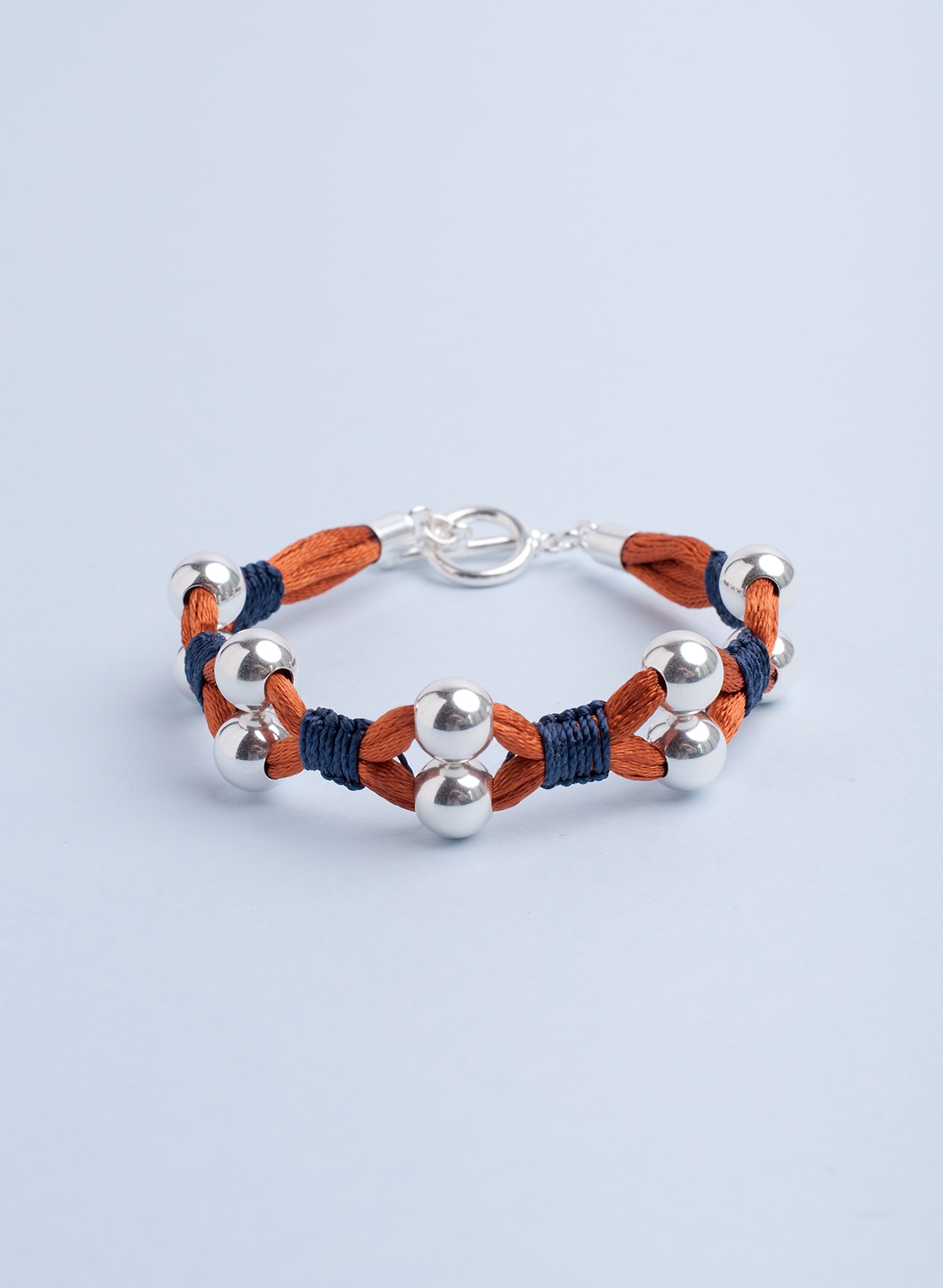 Super leichtes Statement Armband mit Sterling Silber Kugeln in 8 mm, rostfarbenem Satinband und feinem Makramee in dunkel Blau.