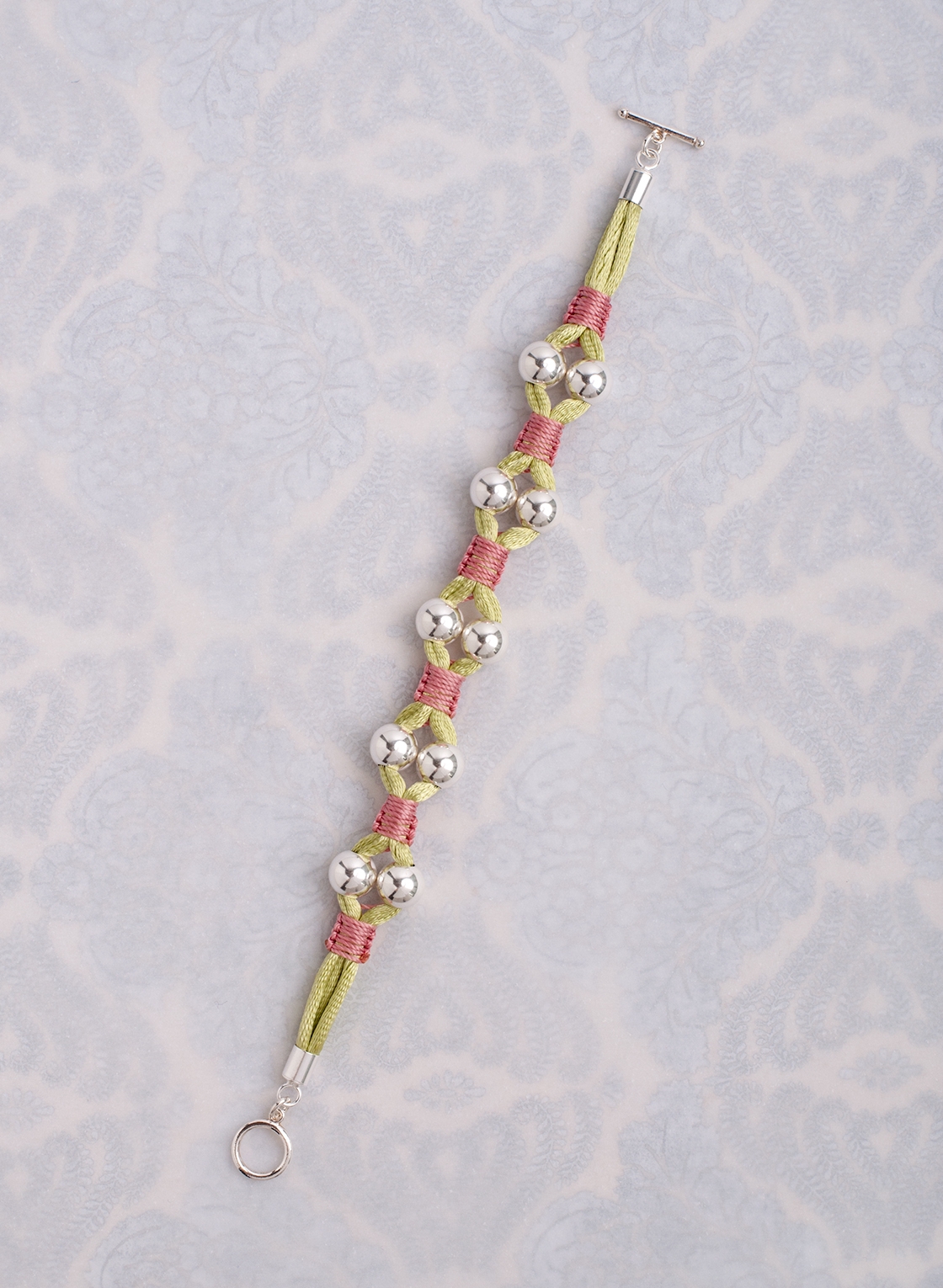 Super leichtes Statement Armband mit Sterling Silber Kugeln in 8 mm, hell grünem Satinband und feinem Makramee in pastell Rosa