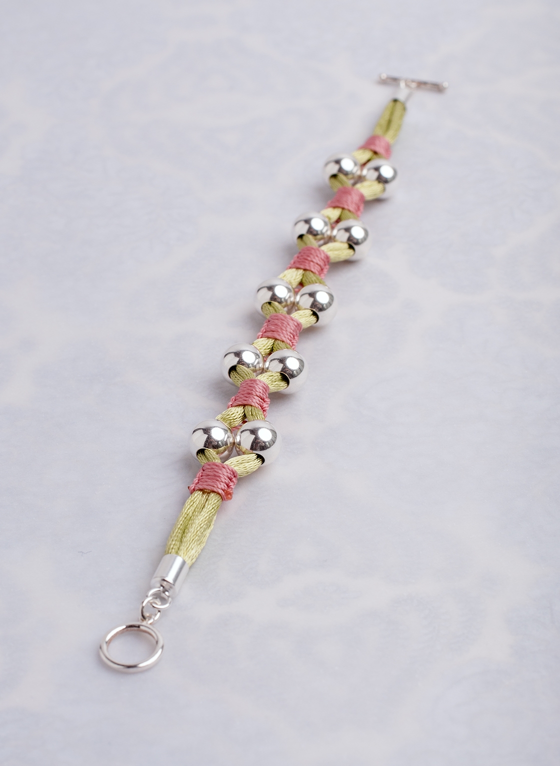 Super leichtes Statement Armband mit Sterling Silber Kugeln in 8 mm, hell grünem Satinband und feinem Makramee in pastell Rosa