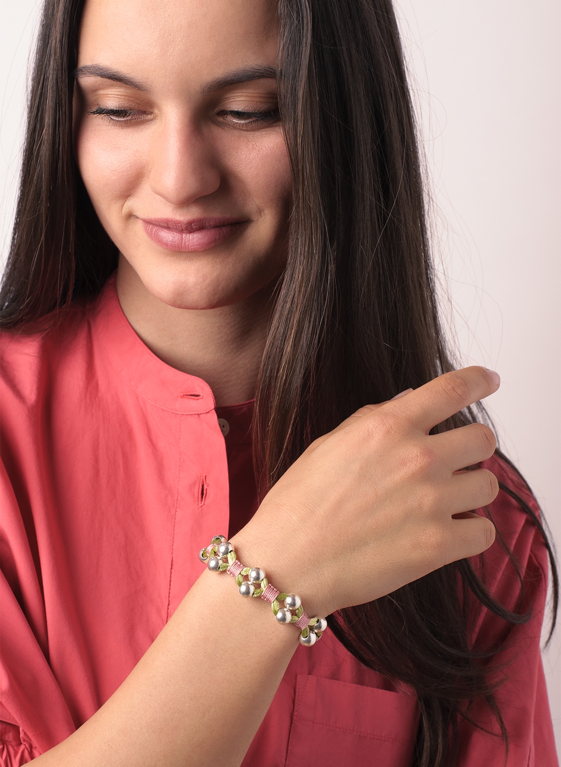 Armband mit Sterling Silber Kugeln in 8 mm, hell grünem Satinband und feinem Makramee in pastell Rosa