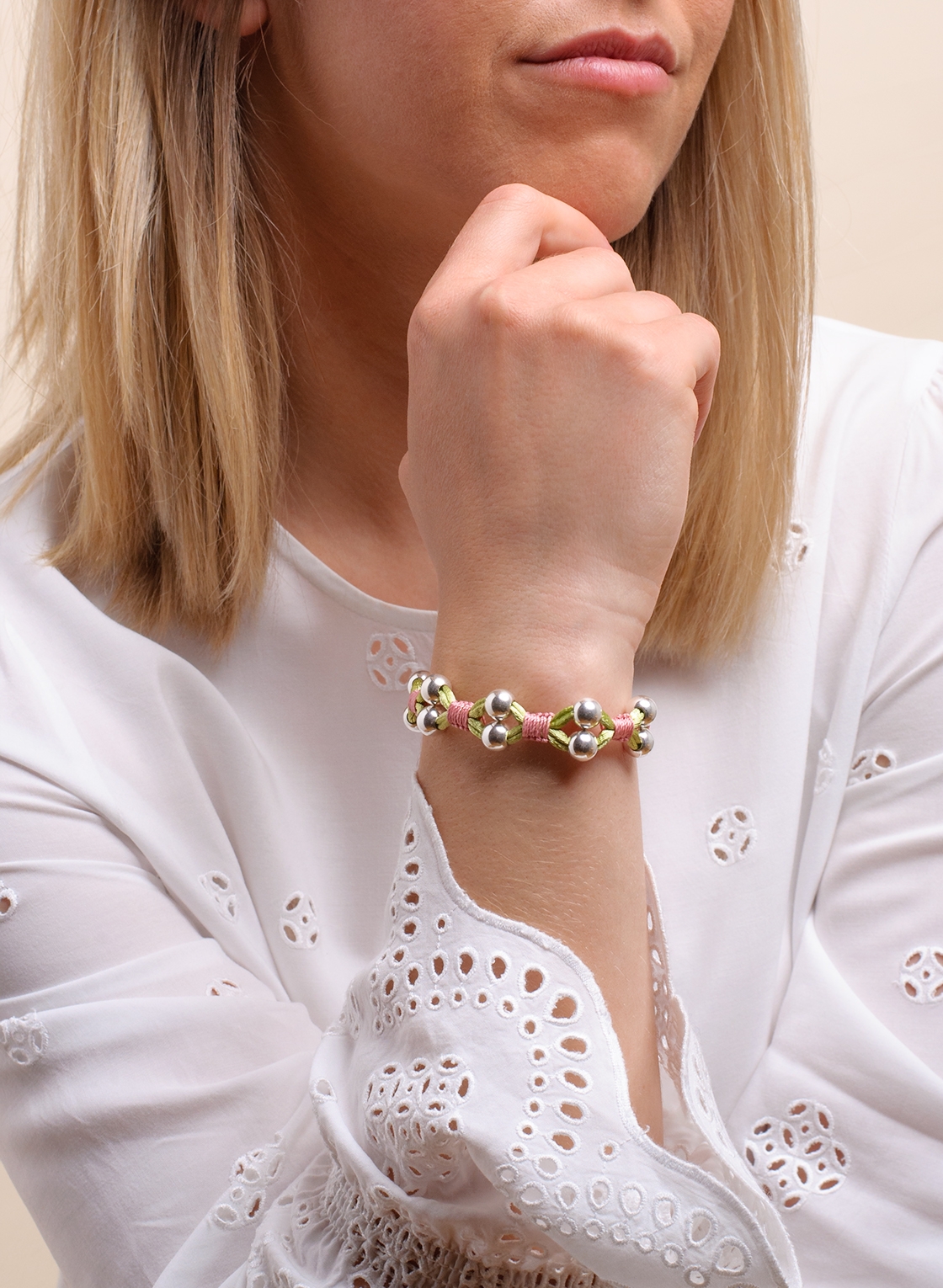 Armband mit Sterling Silber Kugeln in 8 mm, hell grünem Satinband und feinem Makramee in pastell Rosa