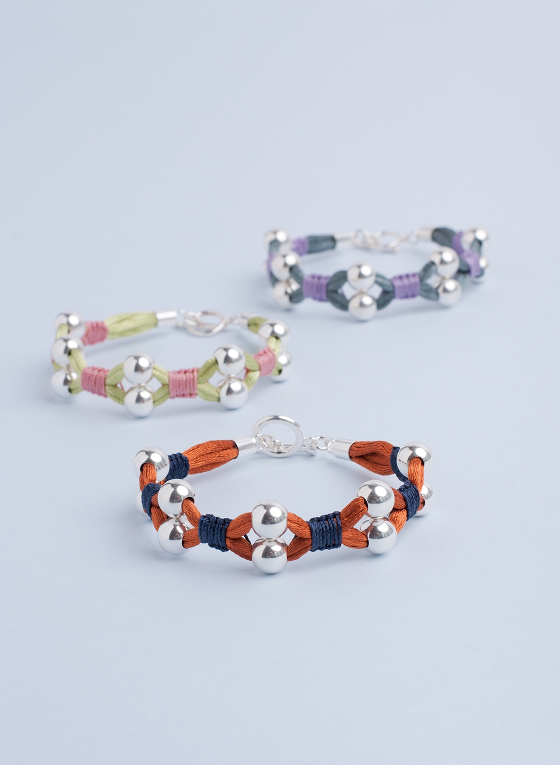 Armband mit Silberkugeln erhältlich in vielen schönen Farben