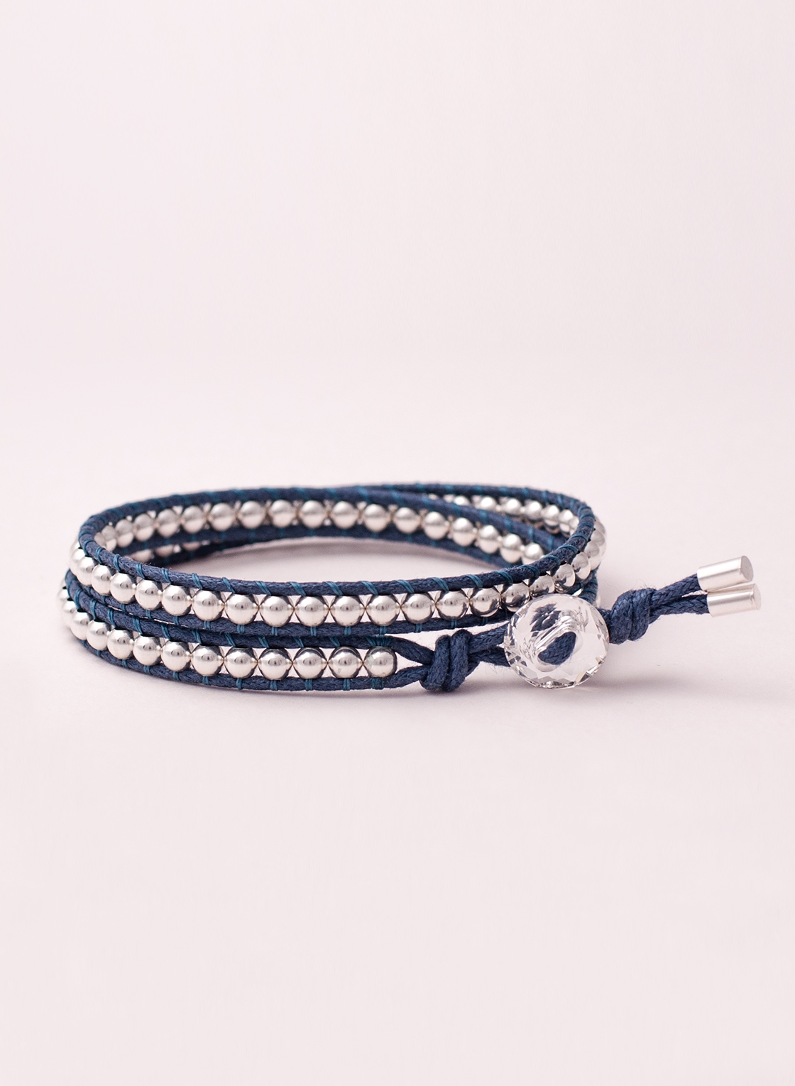 Zweifach Wickelarmband mit Sterling Silber Kugeln und blauem Baumwollband.