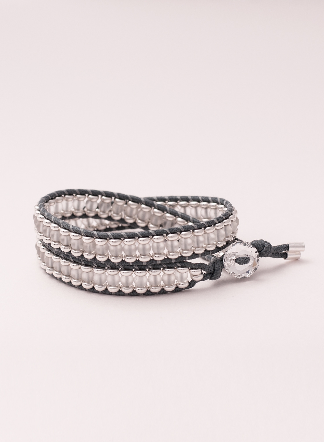 Zweifach Wickelarmband mit mattem Bergkristall, Sterling Silber Ringen und grauem Baumwollband.