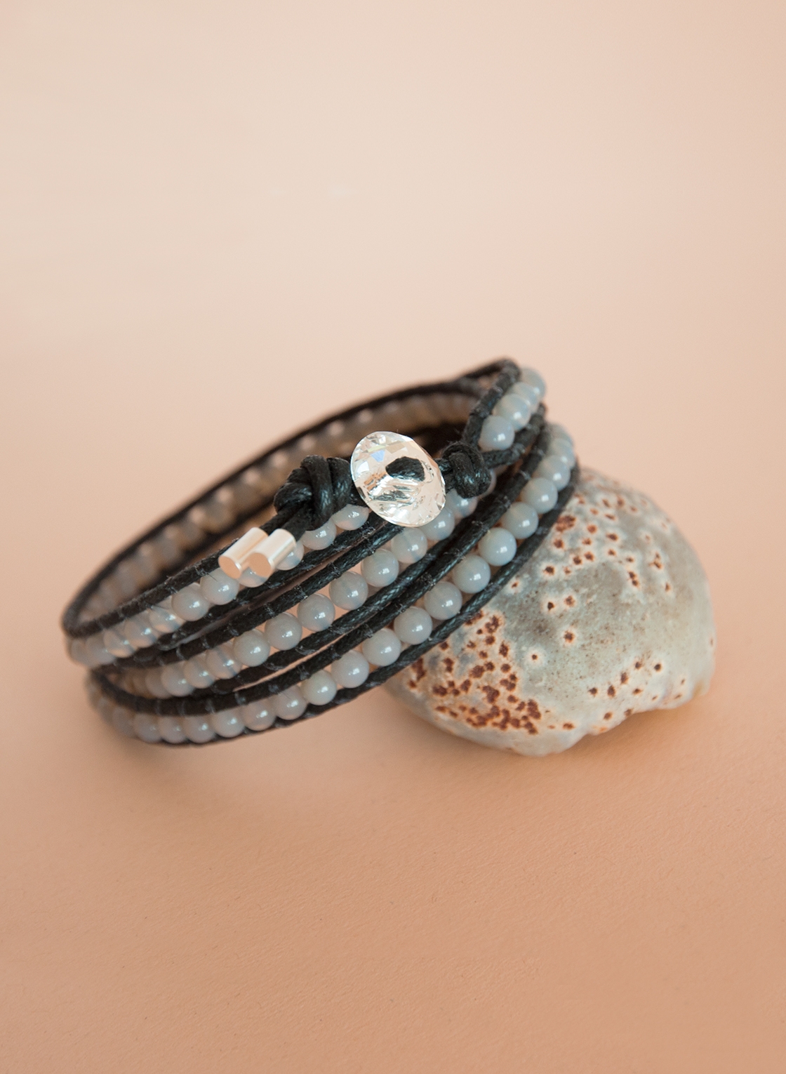 Dreifach Wickelarmband in 4 mm Achatkugeln und schwarzem Band, mit Kristallknopf und Endkappen aus 925 Sterling Silber