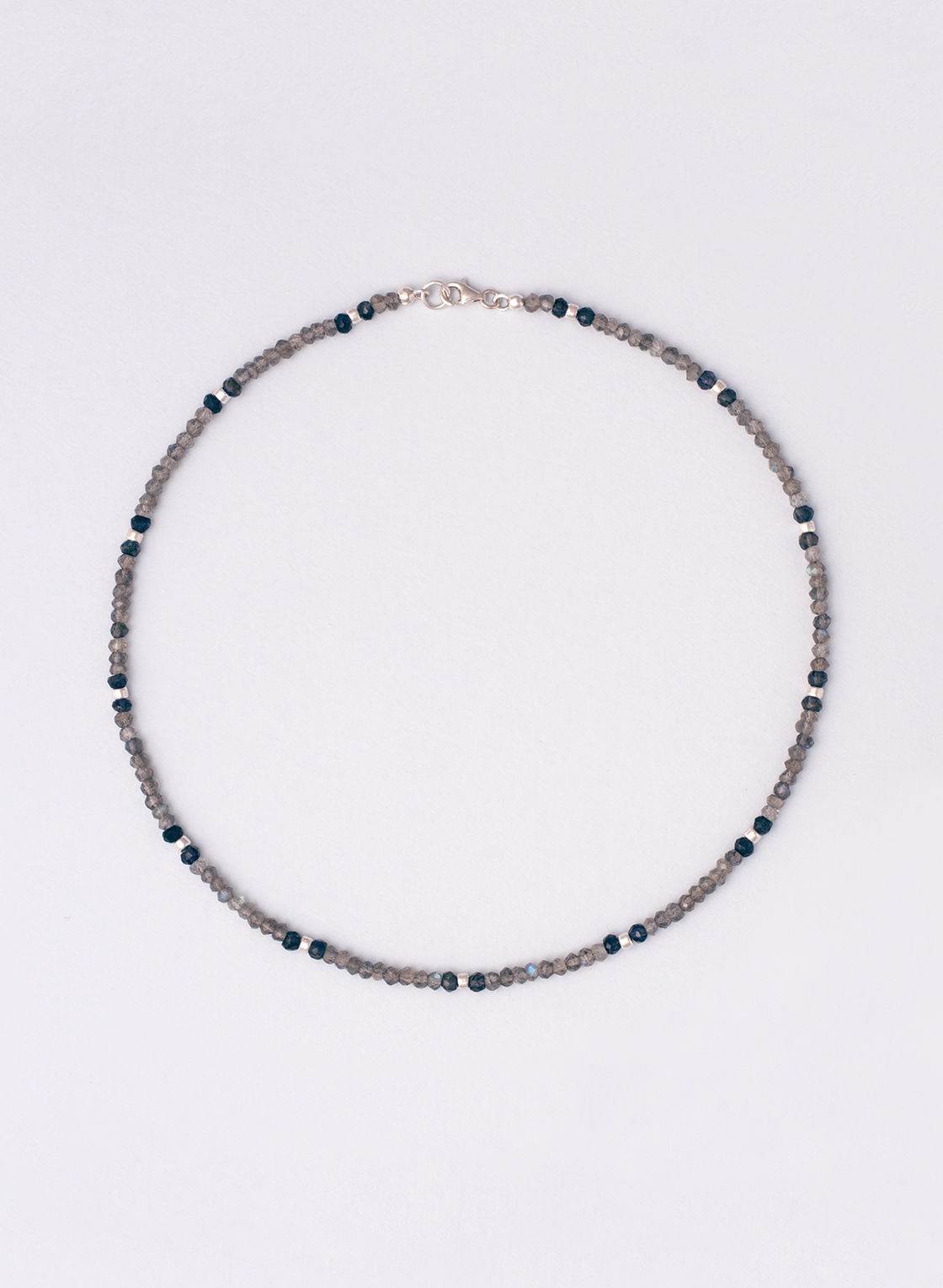 Kurze Kette in facettierten Labradorit Rondellen, kombiniert mit Iolith und 925 Sterling Silber Elementen.