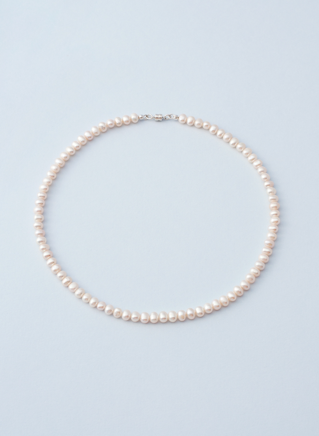 Perlenkette mit Magnetverschluss aus Sterling Silber.