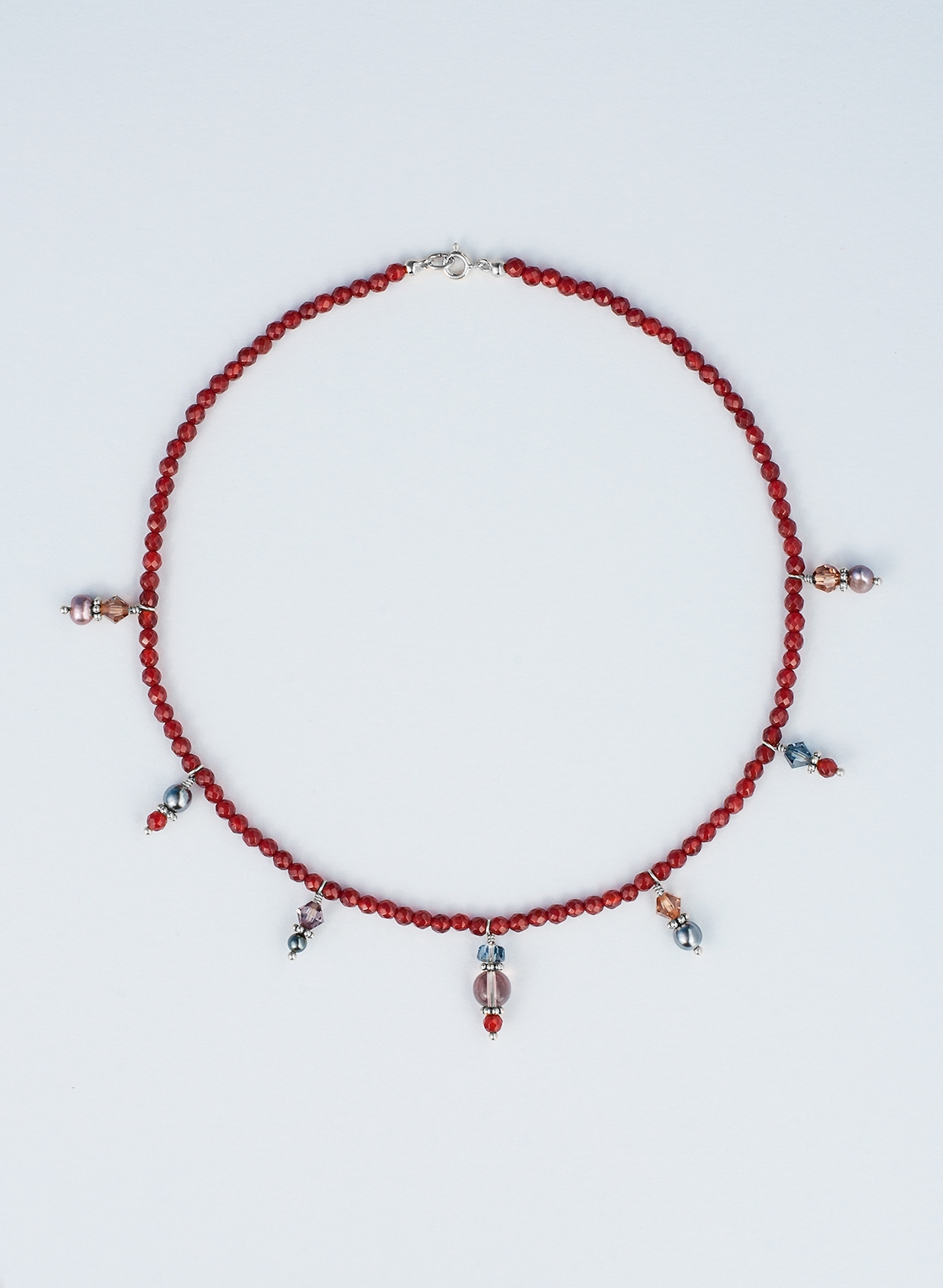 Rote Karneolkette mit glitzernden Anhängern