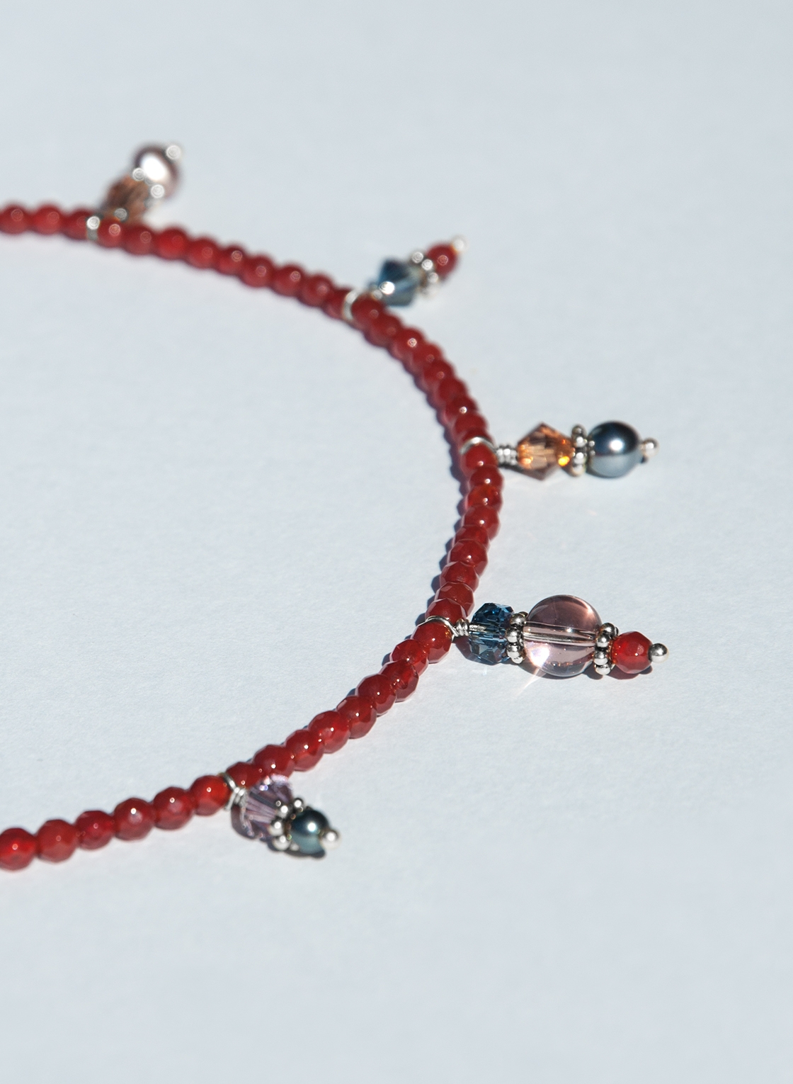 Rote Karneolkette mit glitzernden Anhängern