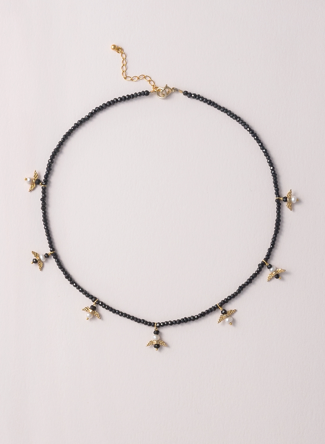 Detailreiche Kette im Choker Look, in facettierten Spinell Rondellen mit feinen Anhängern verziert.