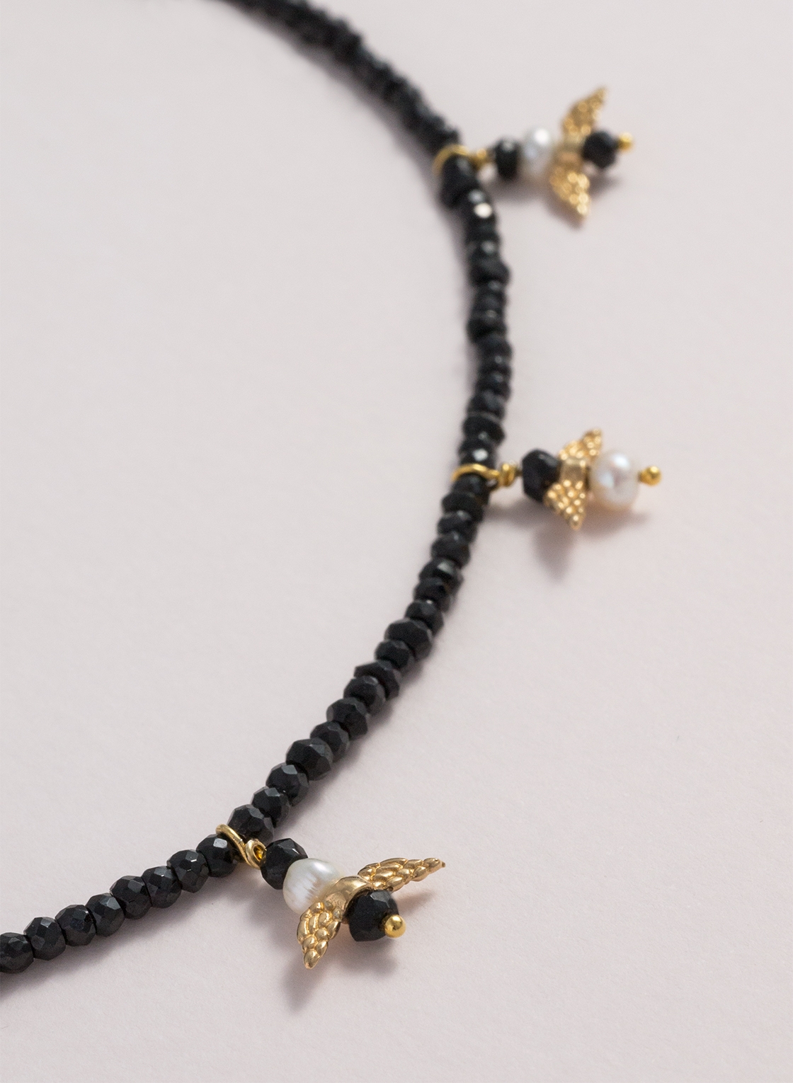 Detailreiche Kette im Choker Look, in facettierten Spinell Rondellen mit feinen Anhängern verziert.