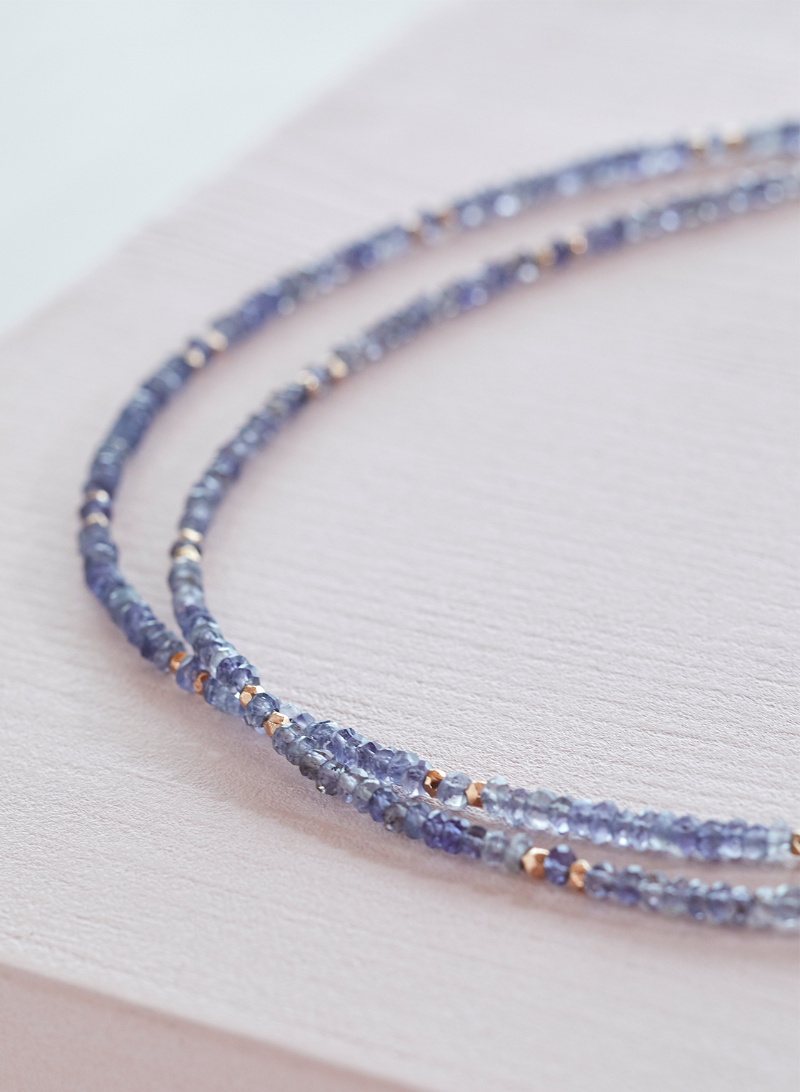 Feine Kette in facettierten Iolith Rondellen, kombiniert mit kleinen Perlen in 925 Sterling Silber rosé vergoldet.