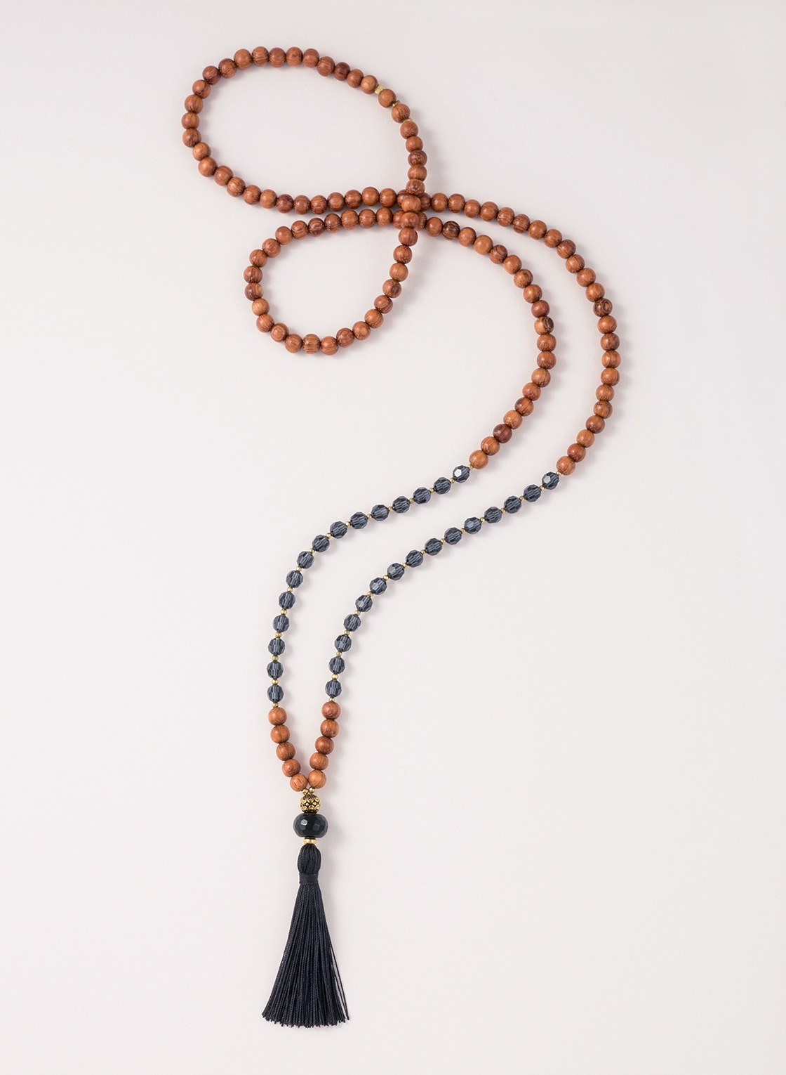 Kette im Mala Look mit natürlichem Bayongholz, Kristallen und Quaste