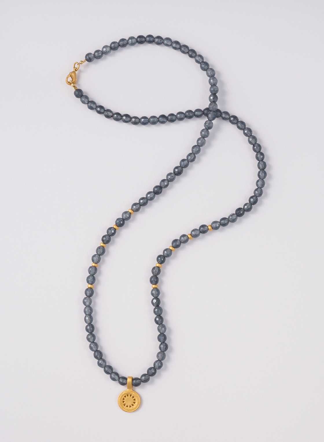 Graublaue Achat Kette mit vergoldetem Sonnenzeichen.