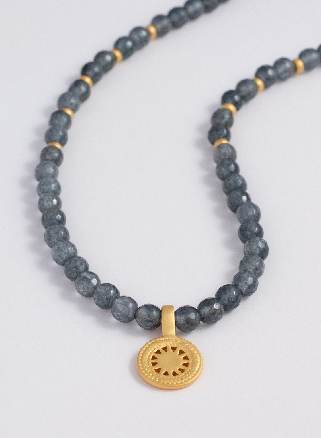 Graublaue Achat Kette mit vergoldetem Sonnenzeichen.