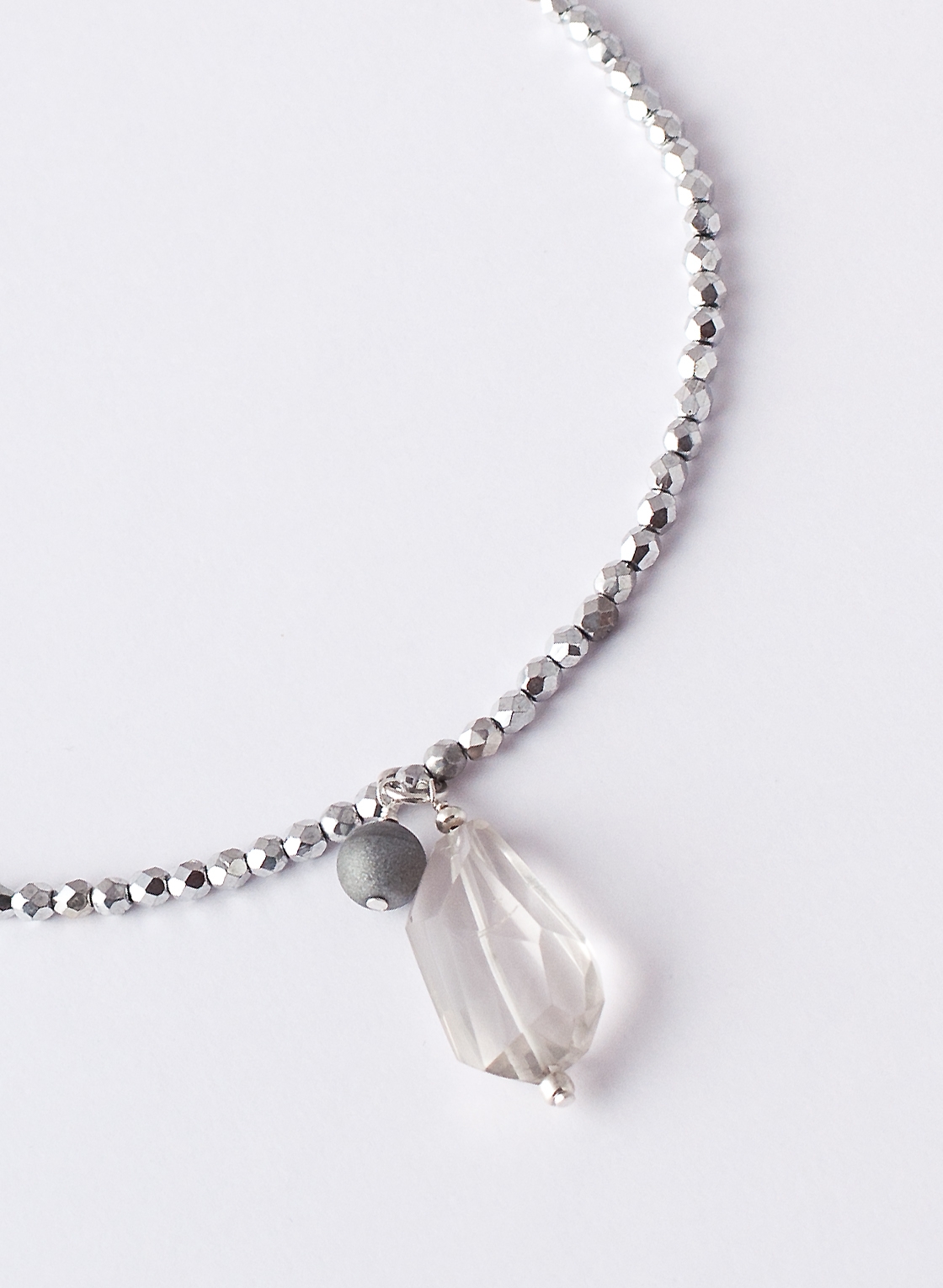 Detailreiche Sterling Silber Kette mit funkelnden Steinen und Anhängern in harmonischen Silber- und Grautönen
